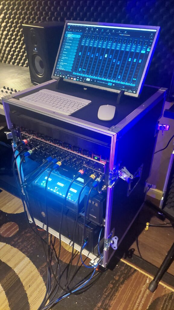Rack case con notebook y equipos de audio